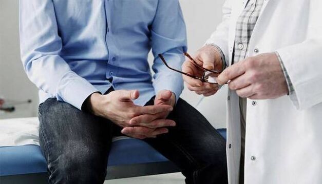 el médico da recomendaciones al paciente con prostatitis