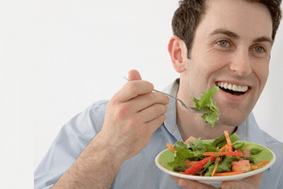 comer ensalada de verduras durante el tratamiento de la prostatitis